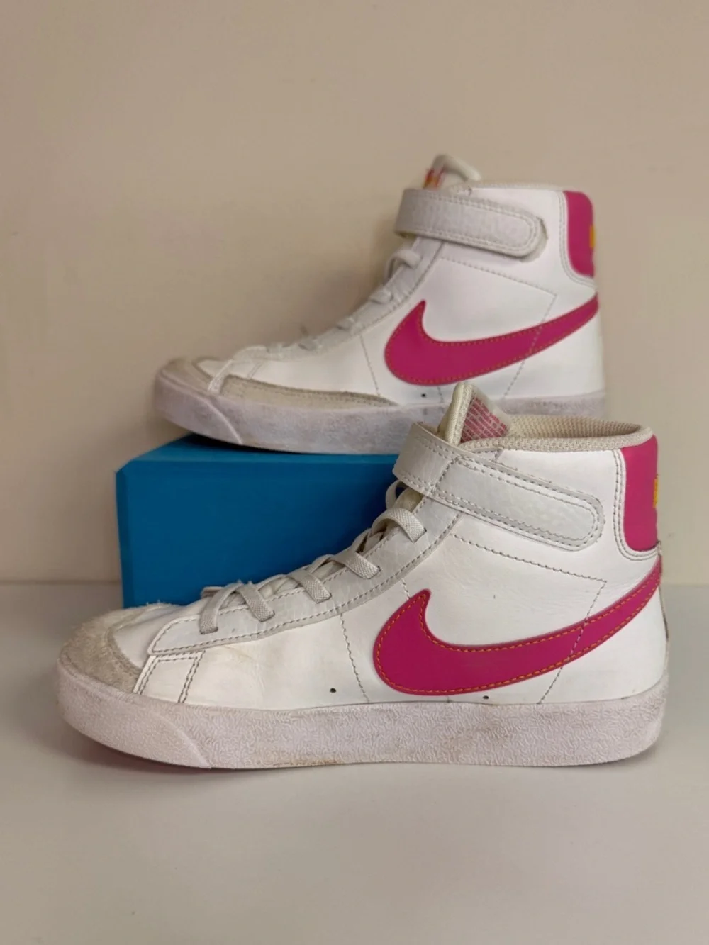 Nike: Kids' Blazer Mid '77 - White & Pink Sneaker, Size 3Y